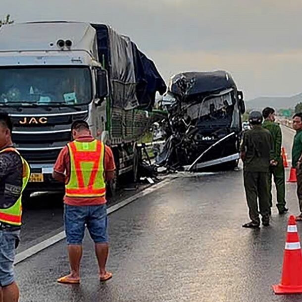 xe-khach-tong-xe-tai-tren-cao-toc-phan-thiet-–-dau-giay,-1-nguoi-nuoc-ngoai-tu-vong