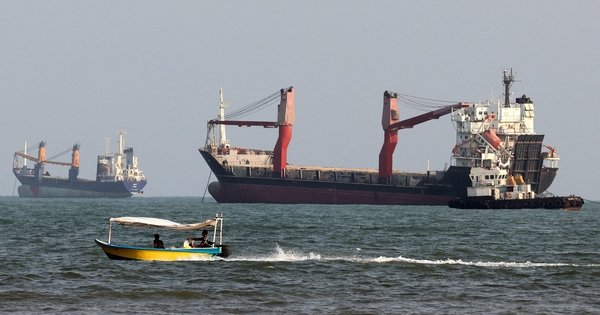 iran-k&ecirc;u-goi-&ocirc;ng-trump-bot-'ao-tuong'-ve-eo-bien-hormuz