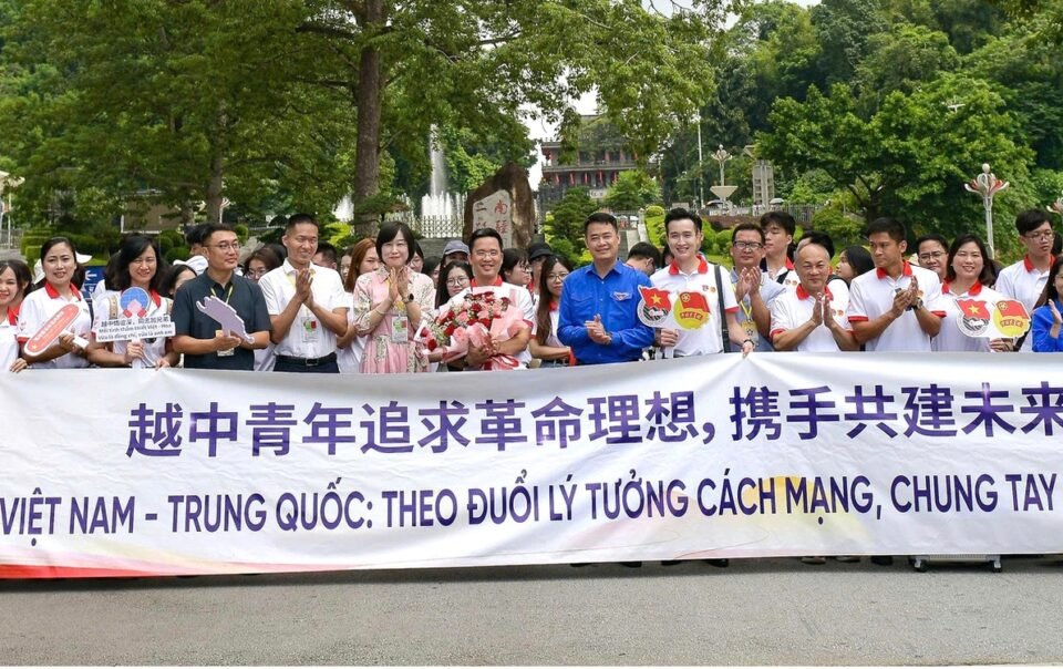 100-giao-vien,-sinh-vien-viet-nam-da-toi-trung-quoc,-bat-dau-‘hanh-trinh-do’-theo-dau-chan-bac-ho