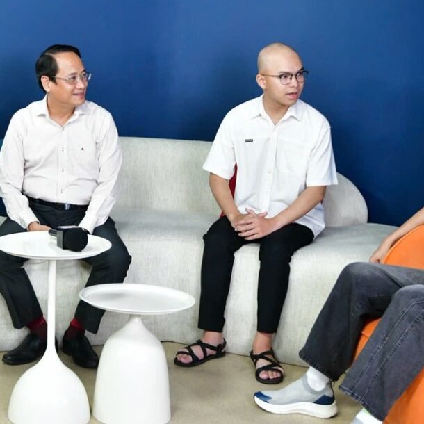 dang-livestream-talkshow-gop-van-tam-long-tiep-suc-den-truong-cho-tan-sinh-vien-kho-khan