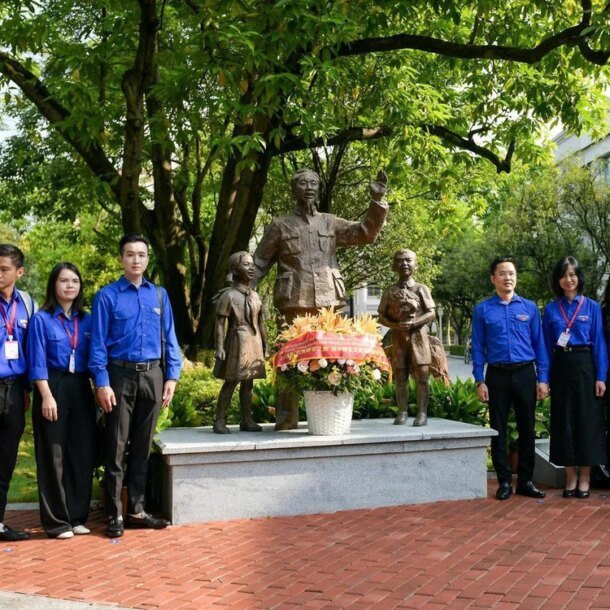 100-giao-vien,-sinh-vien-viet-nam-tham-khu-hoc-xa-trung-uong-tai-nam-ninh,-trung-quoc
