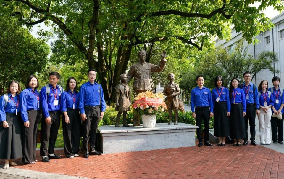 100-giao-vien,-sinh-vien-viet-nam-tham-khu-hoc-xa-trung-uong-tai-nam-ninh,-trung-quoc