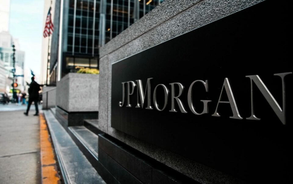 the-stablecoin-yield-clash-that-won’t-go-away-has-banks,-crypto-battling-over-tradition