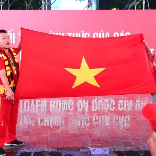 cdv-tp.hcm-doi-mua-xem-viet-nam-dau-malaysia-o-pho-di-bo-nguyen-hue