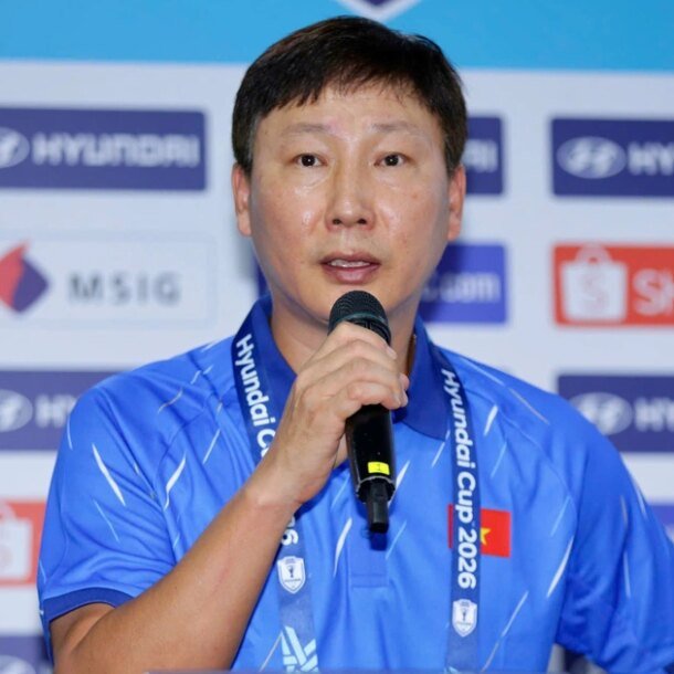 truc-tuyen:-hlv-kim-sang-sik-tra-loi-hop-bao-sau-tran-gap-malaysia