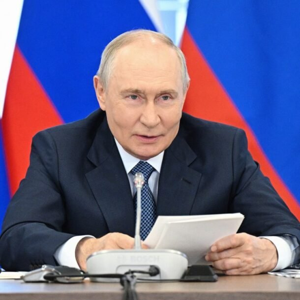 khong-chi-ky-luat,-ong-putin-con-tham-gia-soan-du-luat-o-nga