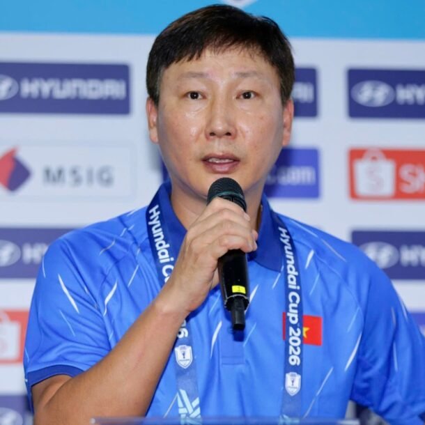 truc-tuyen:-hlv-kim-sang-sik-tra-loi-hop-bao-sau-tran-gap-malaysia