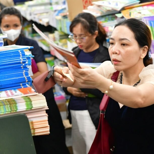 phu-huynh-tp.hcm-muon-mua,-muon-sach-giao-khoa-cho-con:-lam-the-nao?