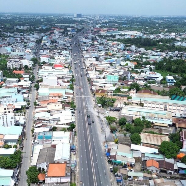 xa-binh-chanh-huy-dong-xe-cuoc-ho-tro-nguoi-dan-thao-do-nha,-ban-giao-mat-bang-mo-rong-quoc-lo-1