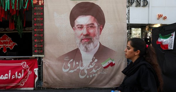 l&atilde;nh-tu-toi-cao-iran-mojtaba-khamenei-xuat-hien-trong-video-moi