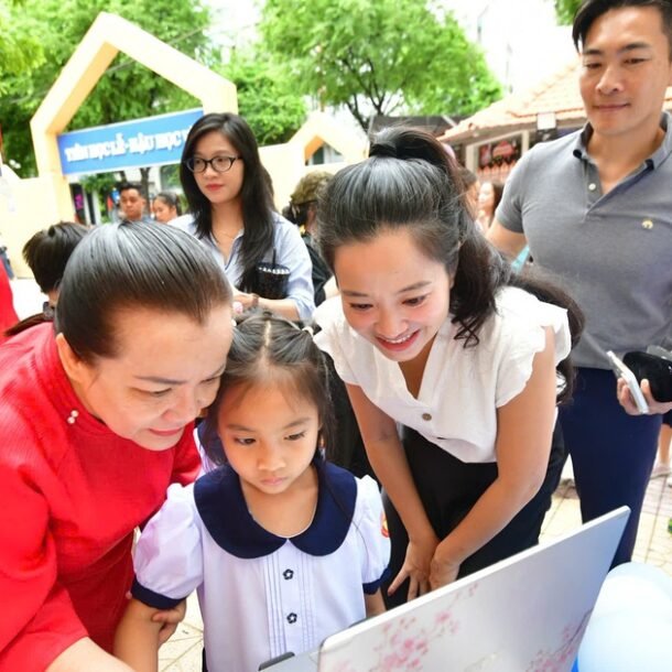 hoc-sinh-lop-1-ngo-ngang-voi-cach-don-tiep-an-tuong-cua-nha-truong