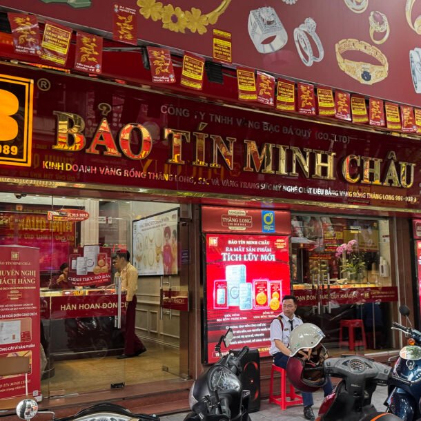 canh-tuong-o-pho-vang-ha-noi-luc-gia-tang-cao-khien-nguoi-du-dinh-‘nan-long'
