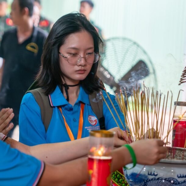 kieu-bao-tre-xuc-dong-tham-cong-vien-le-thi-rieng,-nghe-co-bac-ke-chuyen-khang-chien