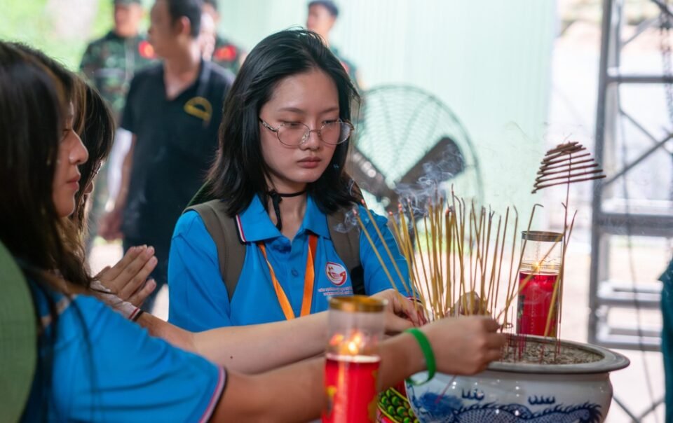 kieu-bao-tre-xuc-dong-tham-cong-vien-le-thi-rieng,-nghe-co-bac-ke-chuyen-khang-chien