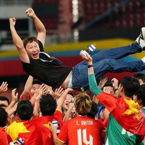 nguoi-ham-mo-han-quoc-nhac-cau-thu-viet-nam-dung…-lam-roi-ong-kim-sang-sik