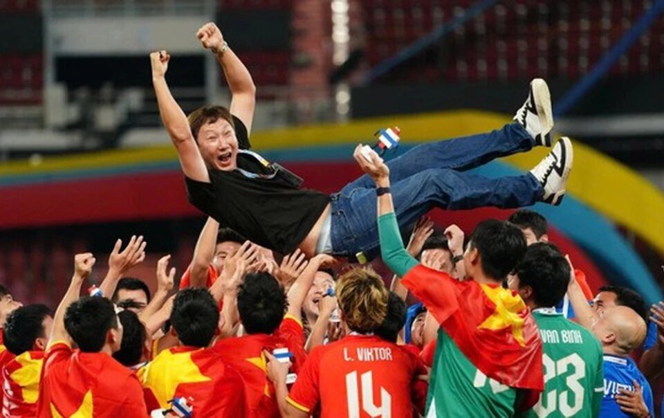 nguoi-ham-mo-han-quoc-nhac-cau-thu-viet-nam-dung…-lam-roi-ong-kim-sang-sik
