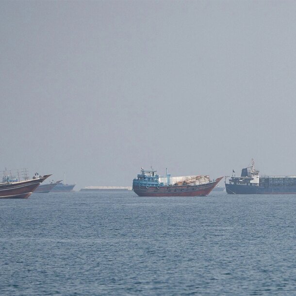 iran,-oman-thao-luan-ve-hanh-lang-tam-thoi-qua-eo-bien-hormuz