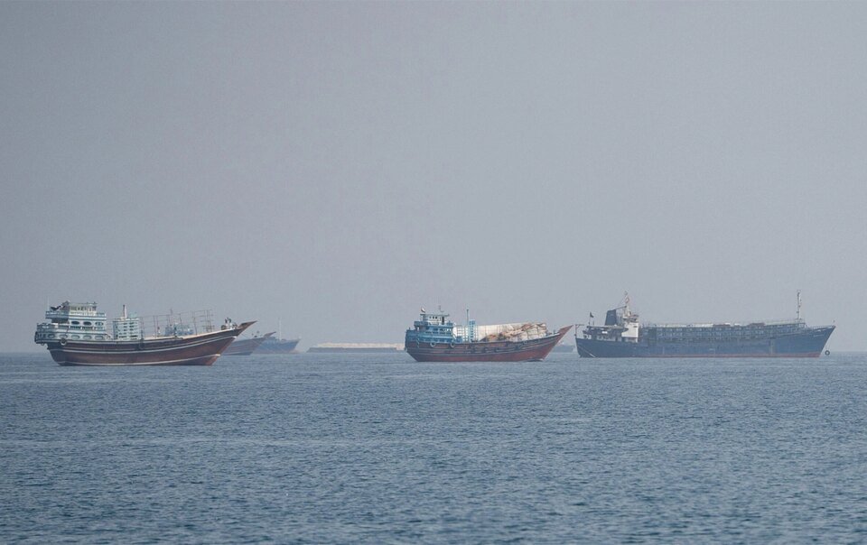 iran,-oman-thao-luan-ve-hanh-lang-tam-thoi-qua-eo-bien-hormuz