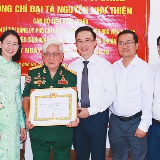 lanh-dao-thanh-uy-tp.hcm-trao-huy-hieu-80-nam-tuoi-dang-den-dang-vien-lao-thanh-cach-mang