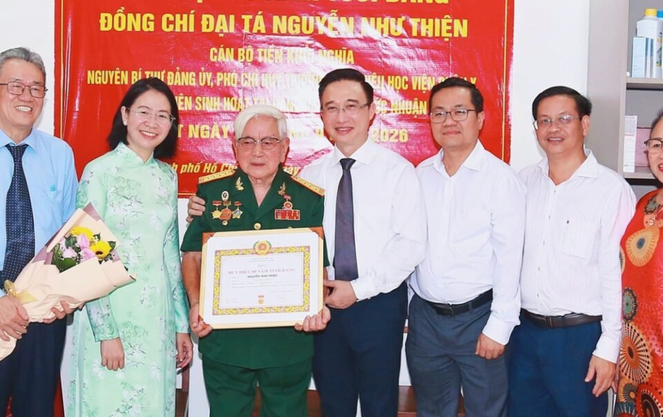 lanh-dao-thanh-uy-tp.hcm-trao-huy-hieu-80-nam-tuoi-dang-den-dang-vien-lao-thanh-cach-mang