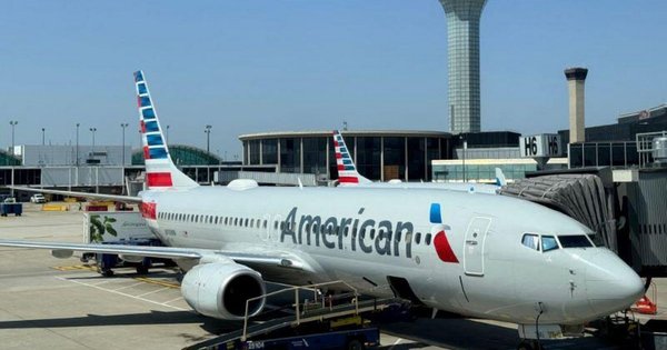 m&aacute;y-bay-american-airlines-no-hai-lop-truoc-khi-cat-c&aacute;nh