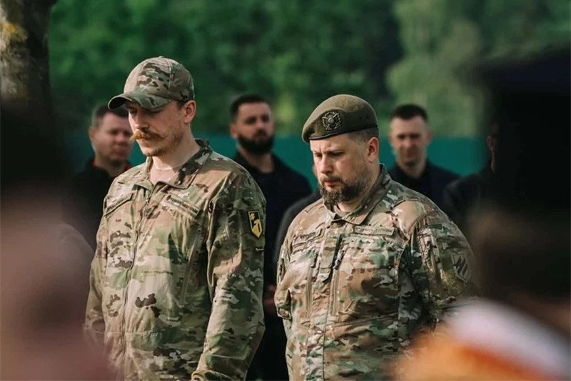 ukraine-dieu-them-quan-den-donetsk,-trao-doi-tu-binh-voi-nga