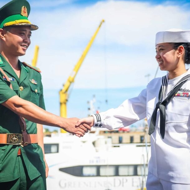 nhung-guong-mat,-giong-noi-viet-tren-tau-san-bay-my-uss-george-washington