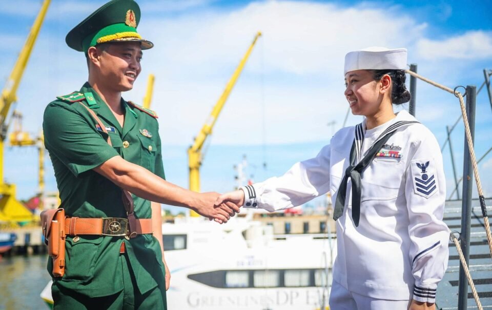 nhung-guong-mat,-giong-noi-viet-tren-tau-san-bay-my-uss-george-washington